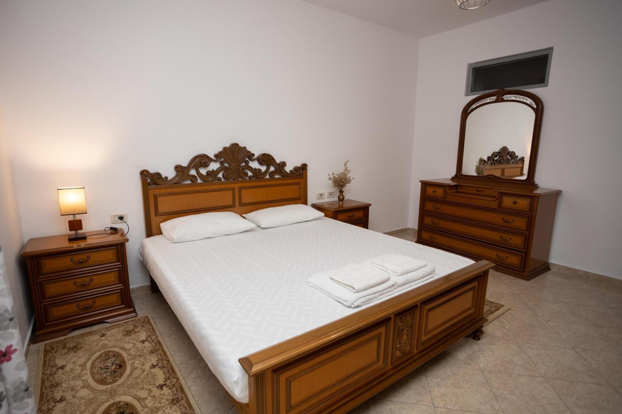 Sunny And Spacious In Apartament *