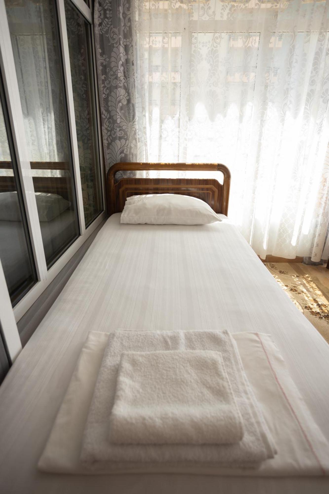 Sunny And Spacious In Apartament